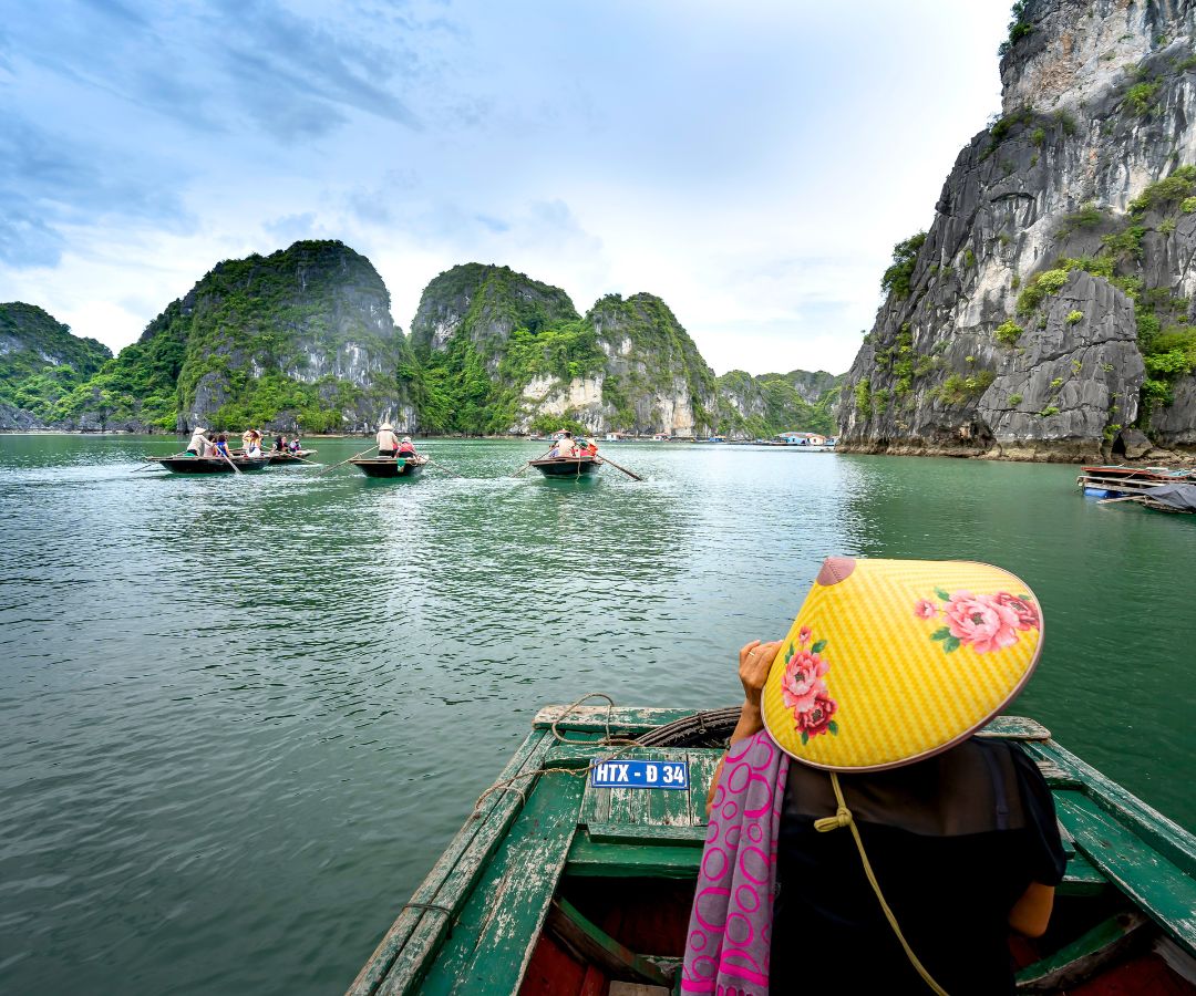 Lady-in-boat-ha-long-bay