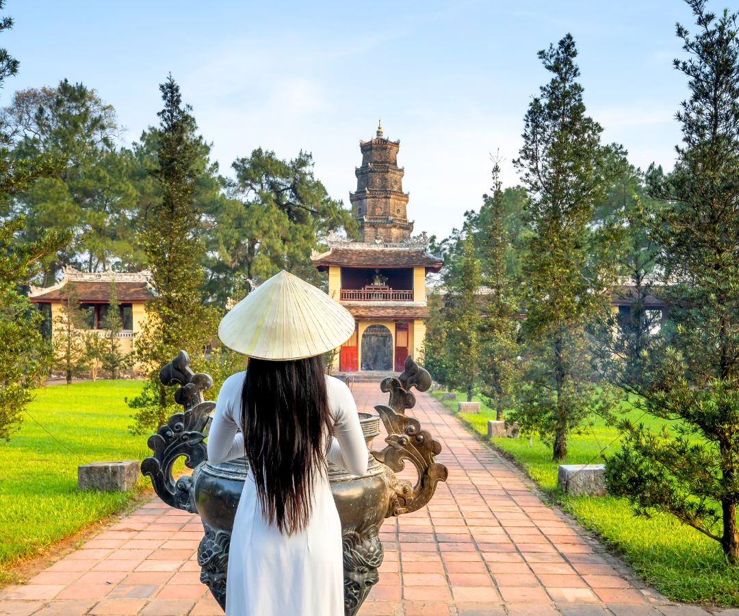 lady-at-vietnam-temple