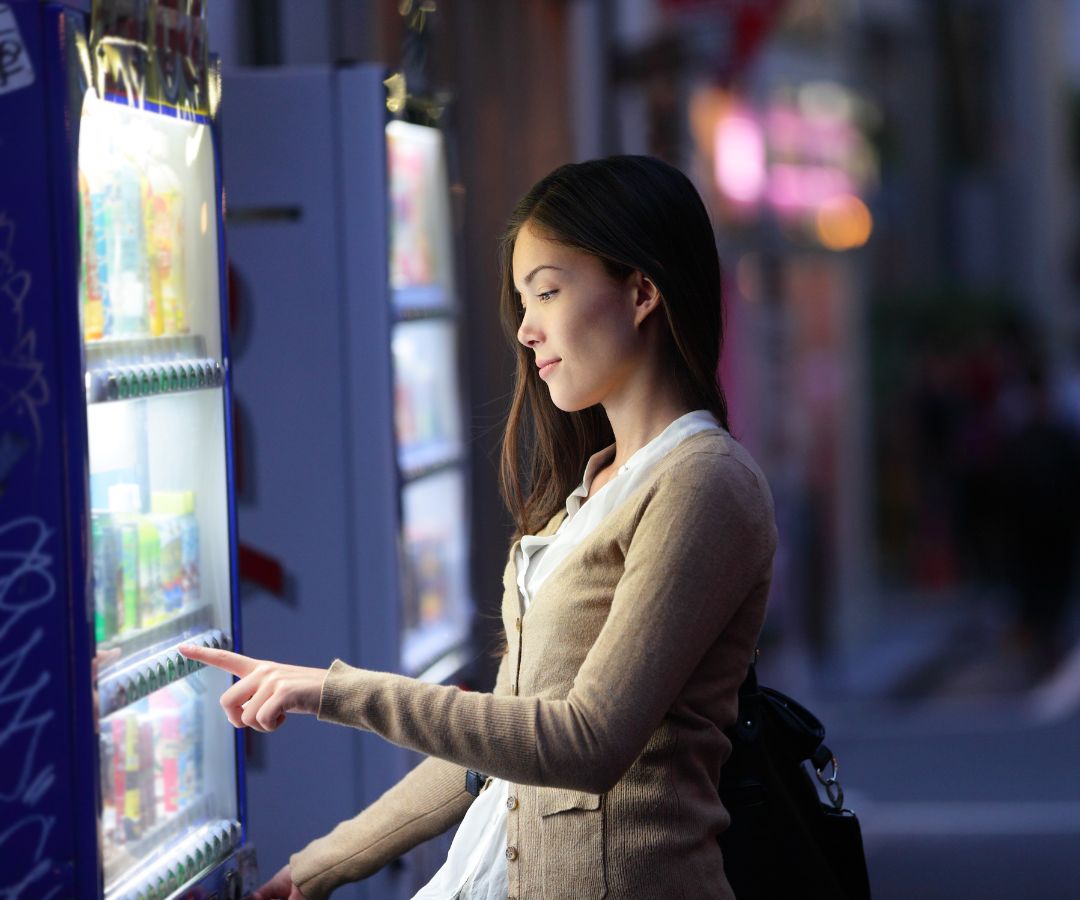 women-at-japanese-vending-machine