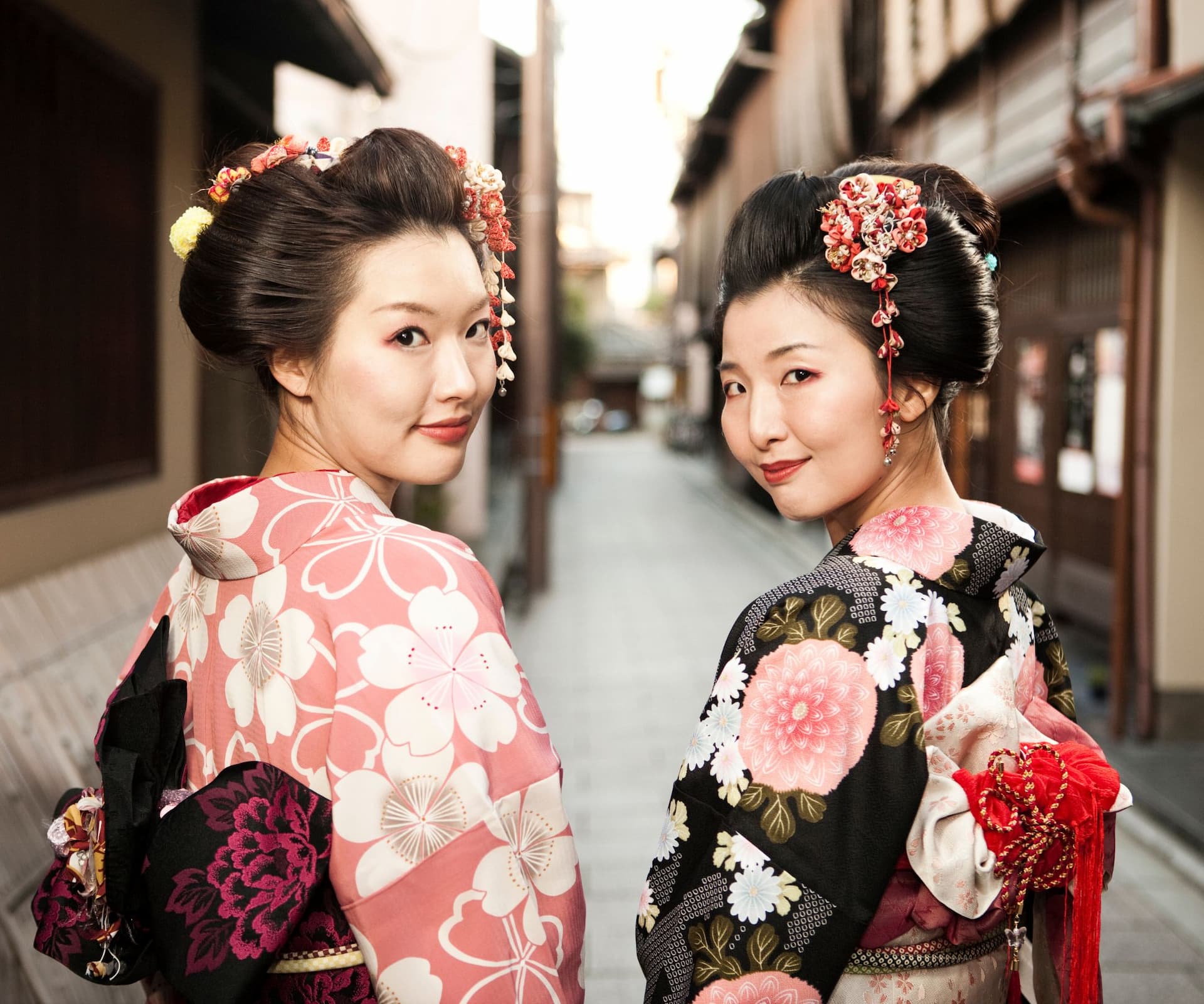 japanese-women-in-kimono