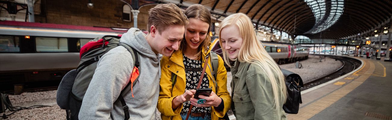 friends-looking-at-phone-travelling