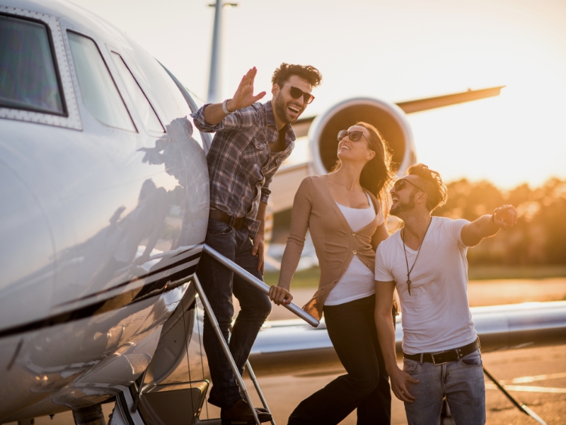 friends-on-private-plane