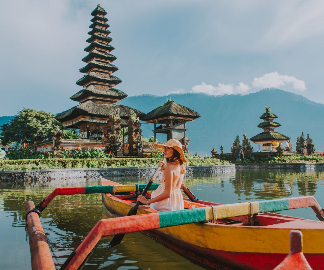 bali-lady-in-boat