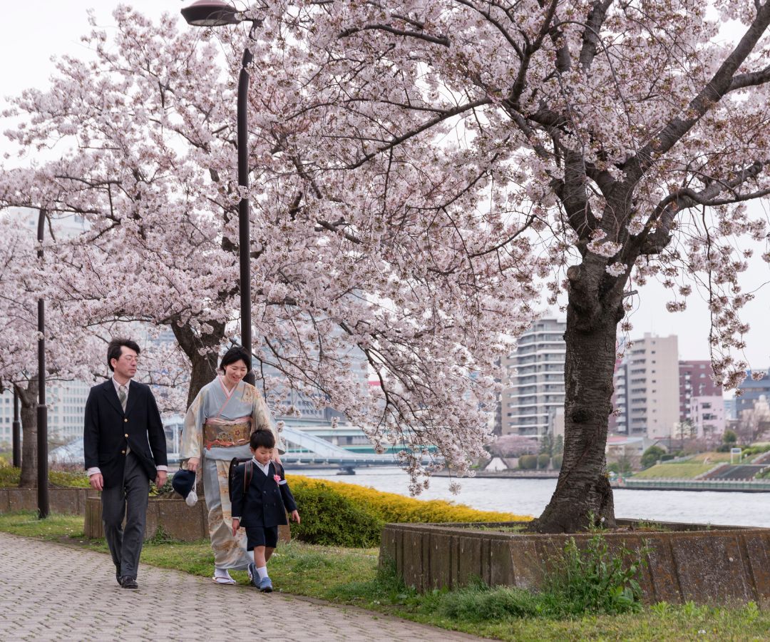 tokyo-family-walking