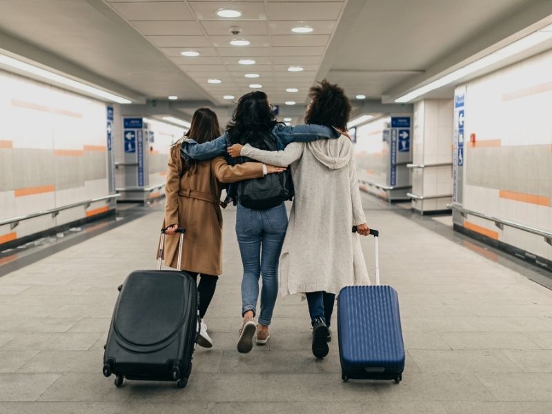 friends-at-airport