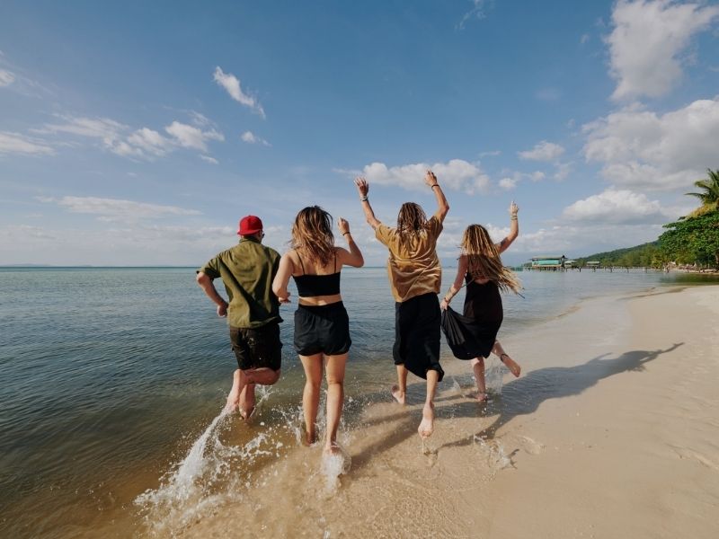 friends-at-the-beach